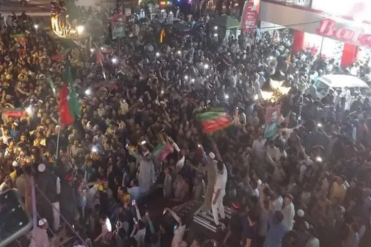 پاکستان : مختلف شہروں میں عمران خان کی حمایت میں مظاہرے