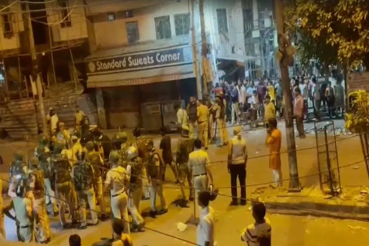 راجدھانی میں ہائی الرٹ : جہانگیر پوری میں  شوبھا یاترا میں تشدد 