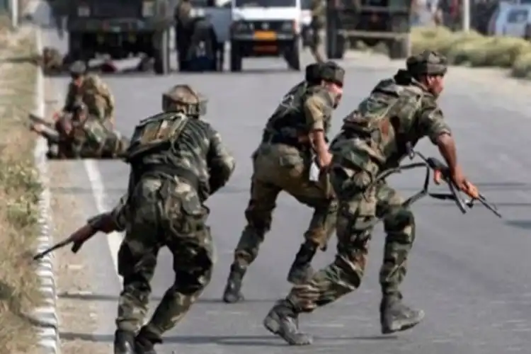 کشمیر تصادم :3 فوجی اور ایک عام شہری زخمی ہوئے، آپریشن جاری

