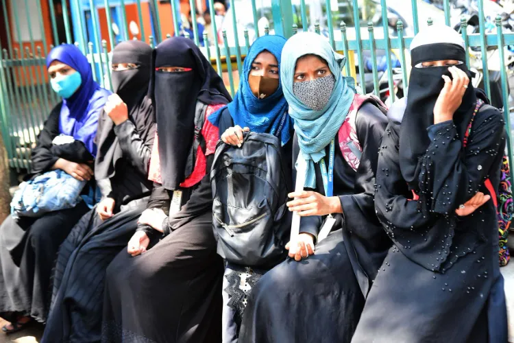 کرناٹک: دو با حجاب طالبات کونہیں ملی امتحان دینے کی اجازت 