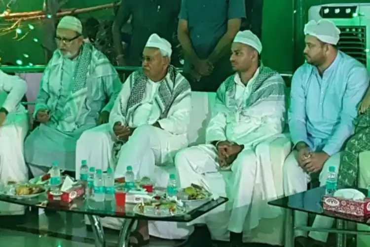 تجسوی کی افطار پارٹی میں نتیش کی شرکت نے سب کو چونکادیا

