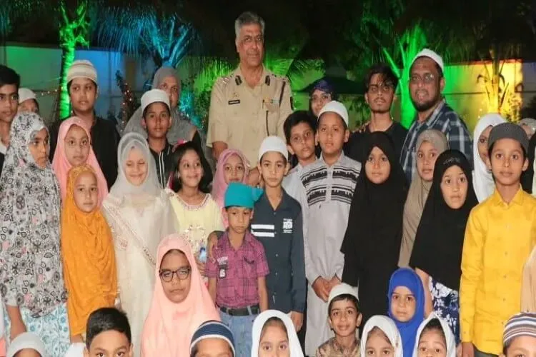 شلا پور: پولیس کمشنر نے دی اردو میڈیم اسکول کے بچوں کو افطار پارٹی