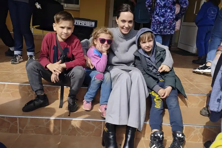 یوکرین : انجلینا جولی کا دورہ، جنگ سےمتاثرہ بچوں سے ملاقات