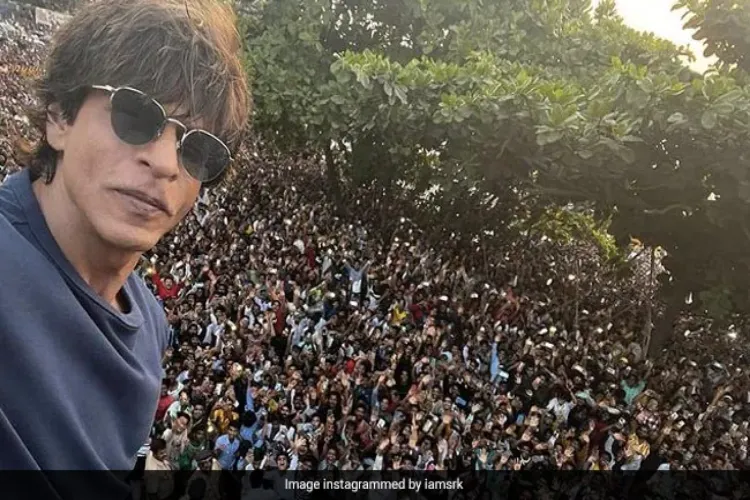عید پر ’منت‘ کے باہر شاہ رخ خان کے مداحوں کا آیا سیلاب