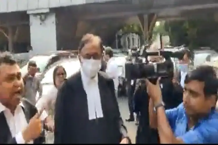 پی چدمبرم کے خلاف کانگریسی وکیلوں کا احتجاج

