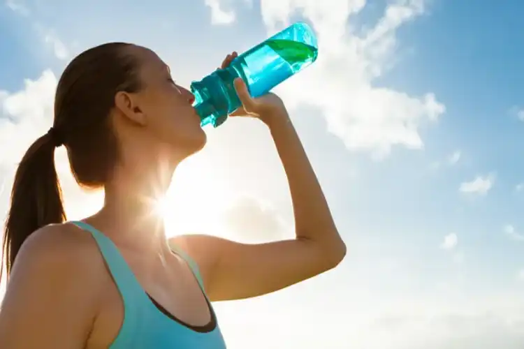 گرمی میں زیادہ پانی پینا بھی نقصان دہ

