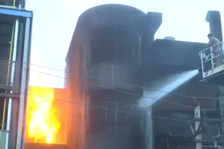 دہلی: نریلامیں زبردست آگ لگی

