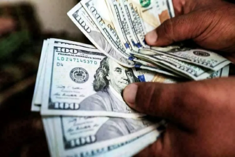پاکستان : ڈالر اب آسمان پر۔دو سو روپئے پار