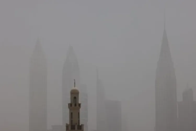 دنیا کی بلند ترین عمارت برج خلیفہ گردوغبار کے طوفان میں چُھپ گئی