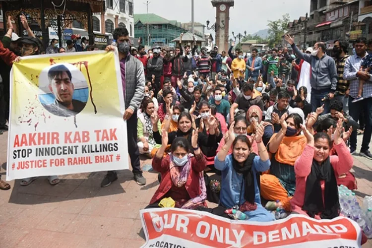راہول بھٹ قتل: کشمیری پنڈتوں کا سری نگر میں احتجاجی مارچ ۔