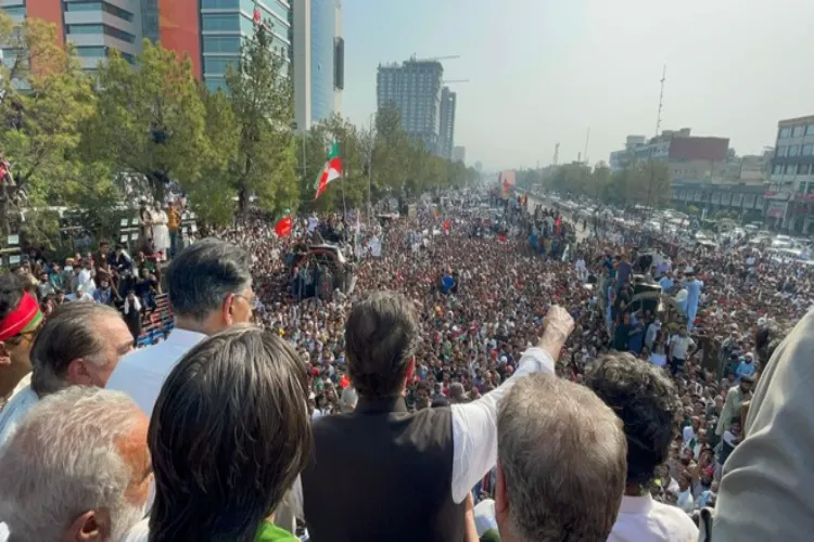 پاکستان: لانگ مارچ میں تحریک انصاف کے  رہنما کہاں تھے؟