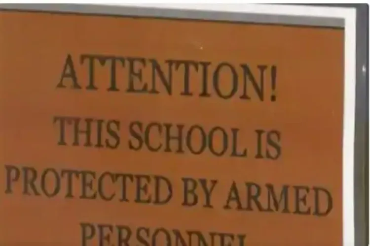 خبردار، ہم مسلح ہیں‘ ٹیکساس کے اسکول پر یہ بورڈ کیوں نصب کیا گیا
