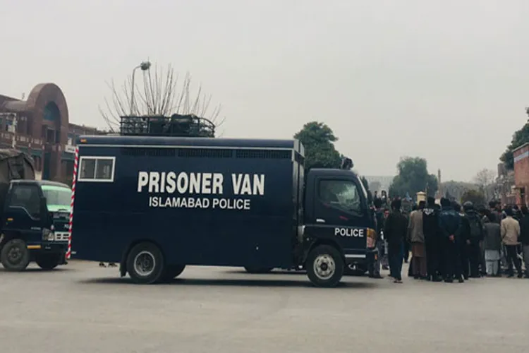 پاکستان:پٹرول کی قیمت میں اضافہ، قیدیوں کی ورچوئل سماعت کا حکم 