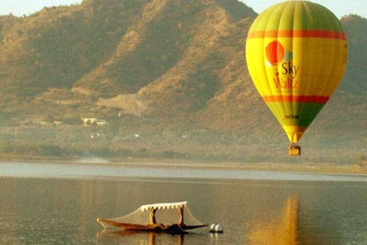 سری نگر: غبارے میں اڑان کشمیر میں سیاحوں کے لیے ایک نیا تجربہ 