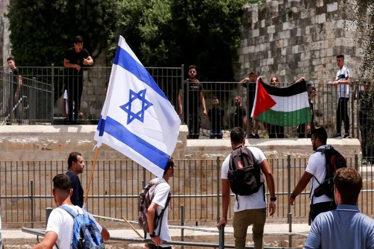 اسرائیل اورفلسطینیوں کے درمیان تشدد کی لہر کے بعد اب ’’پرچم جنگ‘