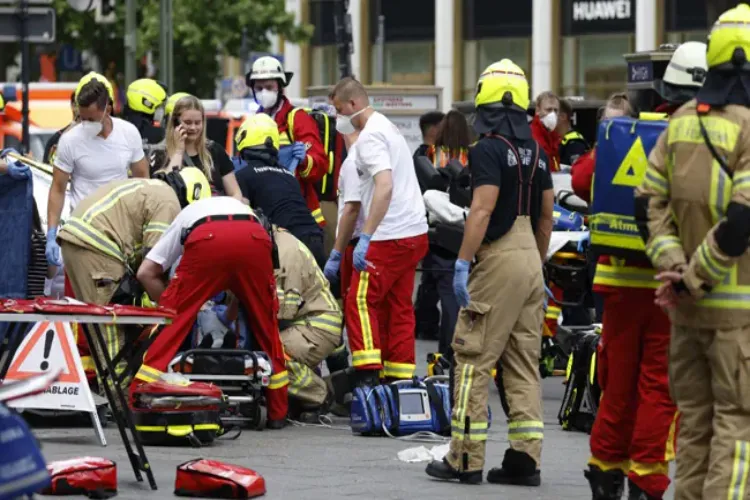 برلن: ہجوم پر گاڑی چڑھا دی ، ایک شخص ہلاک