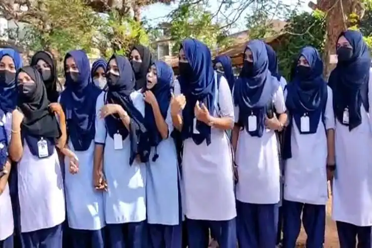 کرناٹک:حجاب کی اجازت دینے والےاسکولوں میں مسلم بچیوں کی تعداد بڑھی

