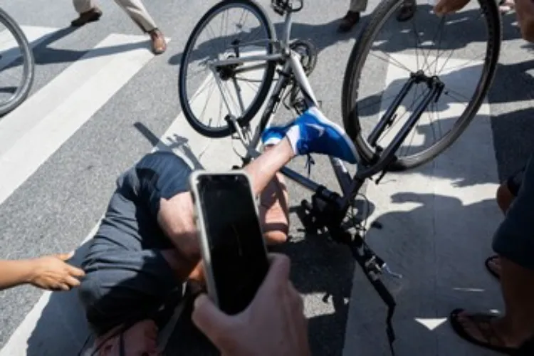 امریکہ: بائیڈن سائیکل چلاتے ہوئے گِر پڑے