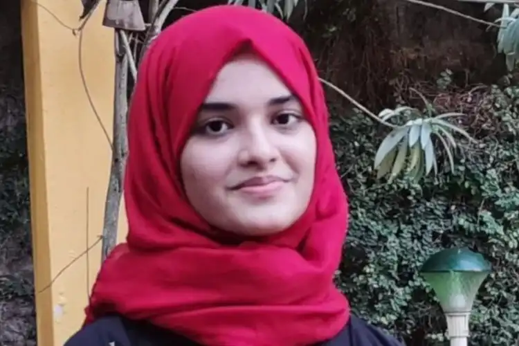 کرناٹک:حجاب تنازعہ کے باجود حجابی لڑکی نے سائنس میں کیا ٹاپ

