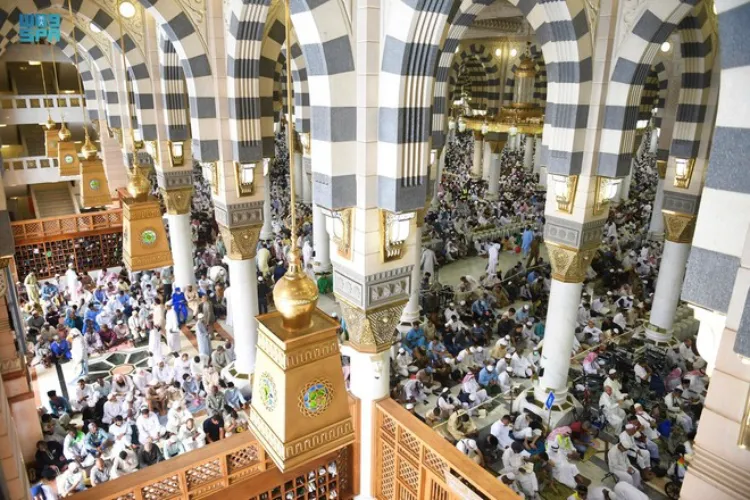 عازمین حج نے مسجد الحرام اور مسجد نبوی میں جمعہ ادا کیا