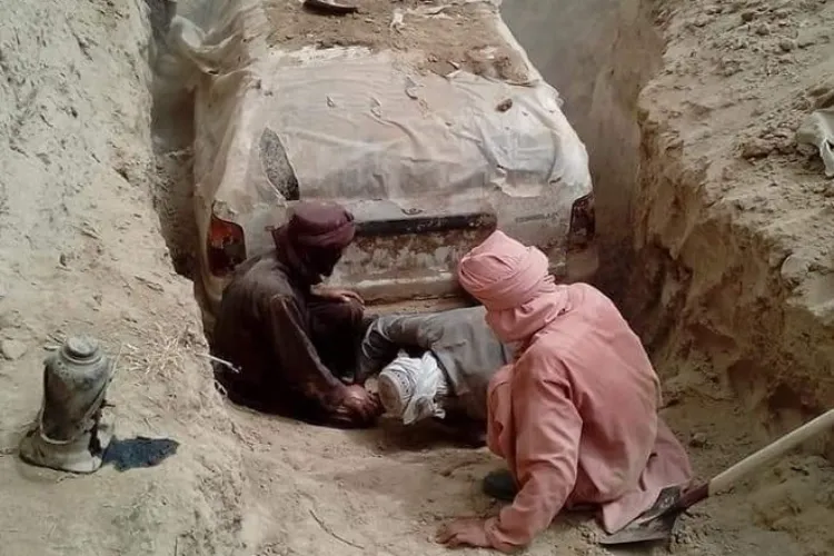 افغانستان :ملا عمر کی زمین میں چھپائی گئی گاڑی نکال لی گئی