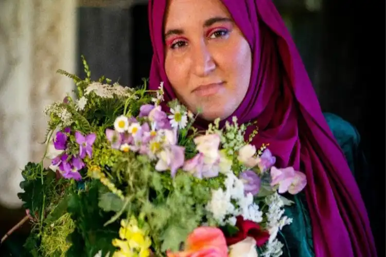 برطانیہ:باحجاب حنان عیسٰی ویلزکی ’قومی شاعرہ‘قرار
