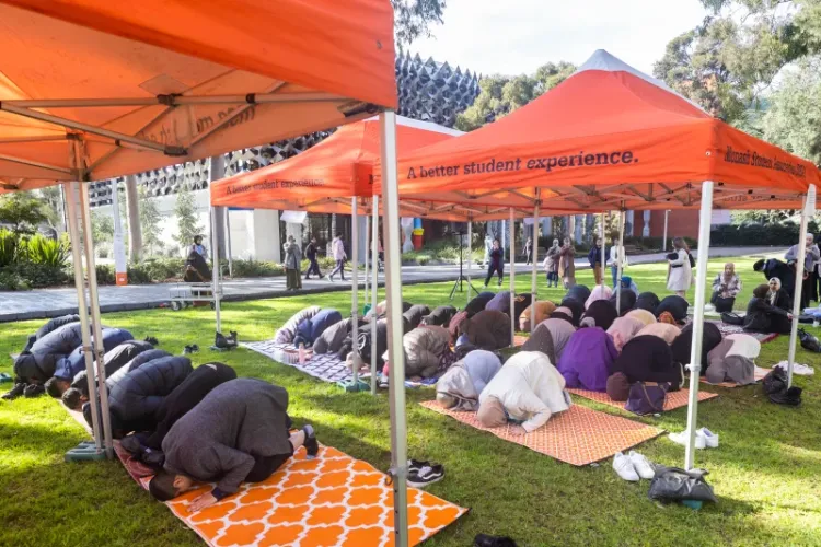میلبورن:  طلباء نے احتجاجاً یونیورسٹی لان میں پڑھی نماز 
