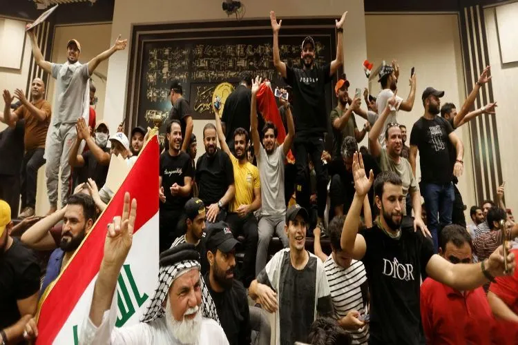 عراق: مقتدی الصدر کے حامیوں کا پارلیمنٹ پر قبضہ