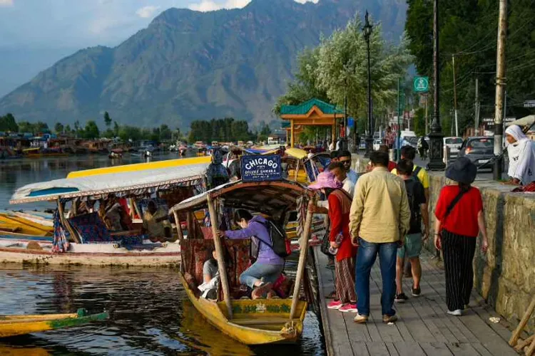 کشمیر: ایک سال میں ایک کروڑ سیاحوں کی آمد