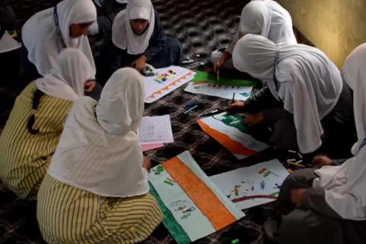 کشمیر:  'ہر گھر ترنگا' پینٹنگ مقابلے میں طلباء  نے لیاحصہ 