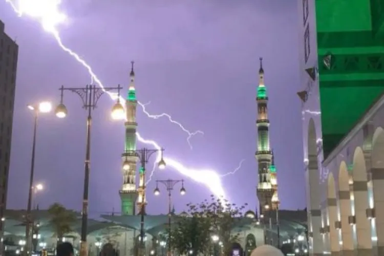 مسجد نبوی ﷺ :آسمانی بجلی کے دل دہلا دینے والے مناظر