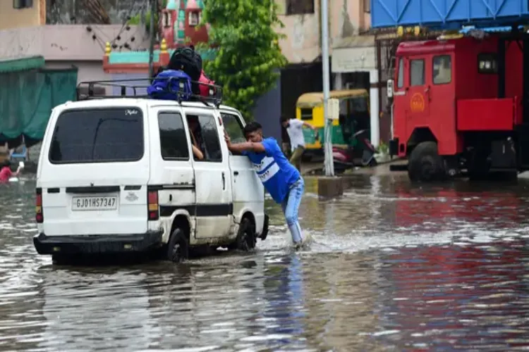 موسم : مختلف ریاستوں میں  موسلادھار بارش اور سیلاب 