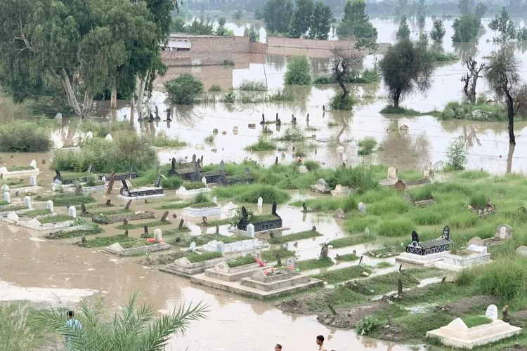 پاکستان: سیلاب میں قبرستان بہہ گیا، میتوں کی دوبارہ تدفین