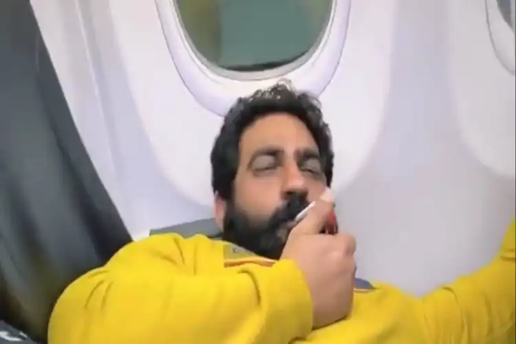 ہوائی جہاز میں سگریٹ نوشی: بابی کٹاریہ کے خلاف لک آؤٹ سرکلر جاری

