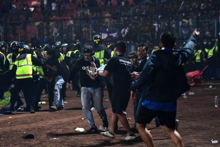 انڈونیشیا: فٹ بال میچ کے بعد بھگڈر، 129 افراد ہلاک