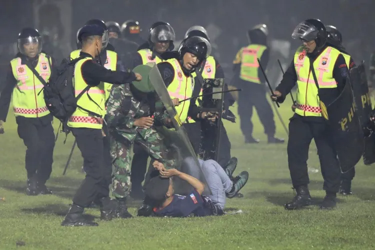 انڈونیشیا: فٹ بال میچ کے بعد بھگڈر،180 افراد ہلاک