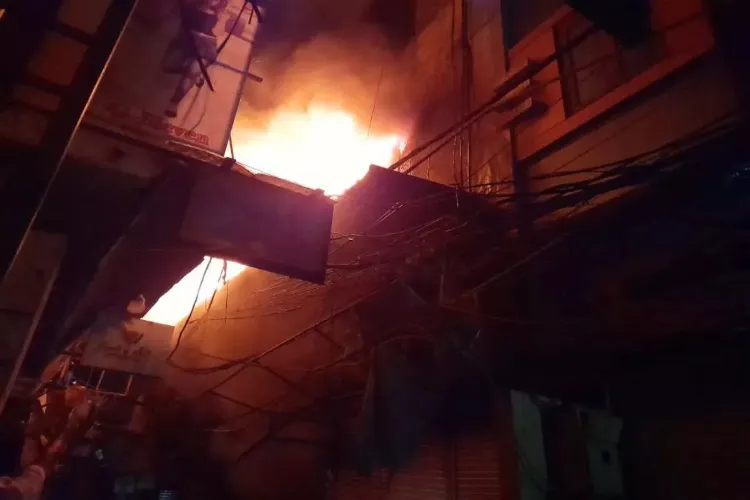 دہلی: گاندھی نگر میں کپڑے کی دکانوں میں گئی آگ 