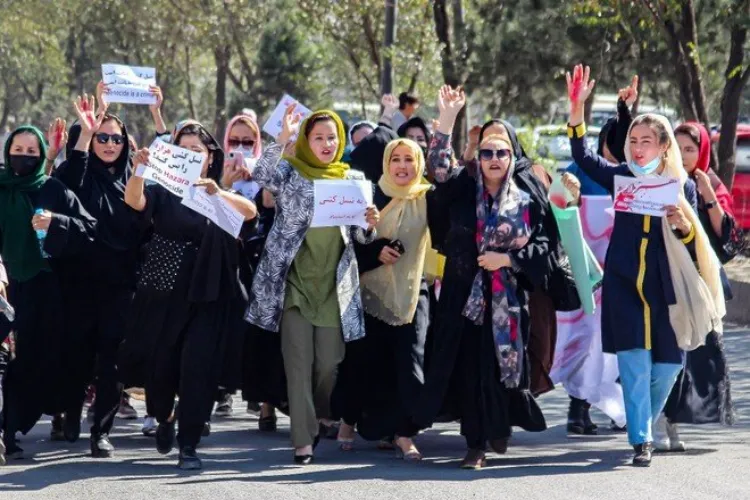 ایران میں احتجاج سےملا حوصلہ افغان خواتین سڑکوں پر