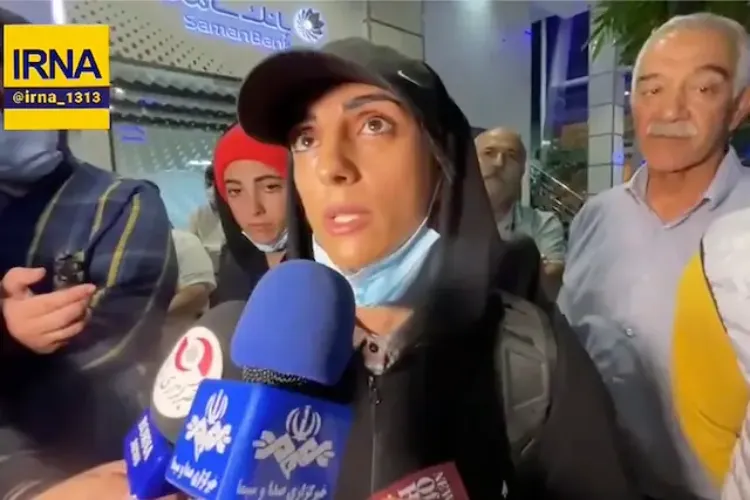 ایران: بےحجاب کوہ پیما الناز رکابی کا  وطن واپسی پر شاندار استقبال