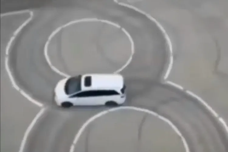 چین میں ڈرائیونگ ٹیسٹ کی ویڈیو وائرل:دیکھیے کیوں ہوگئی دنیا دنگ 