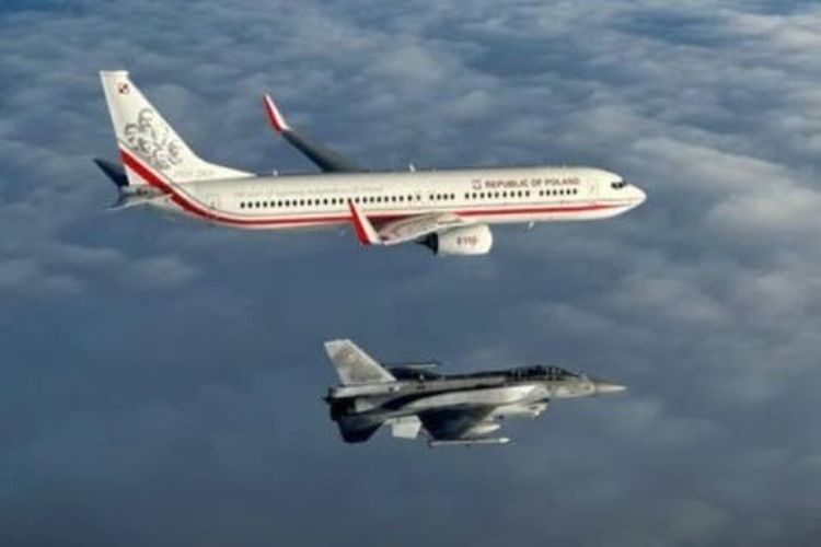 قطر ورلڈ کپ:پولینڈ فٹبال ٹیم جنگی طیاروں کے ساتھ کیوں پہنچی؟