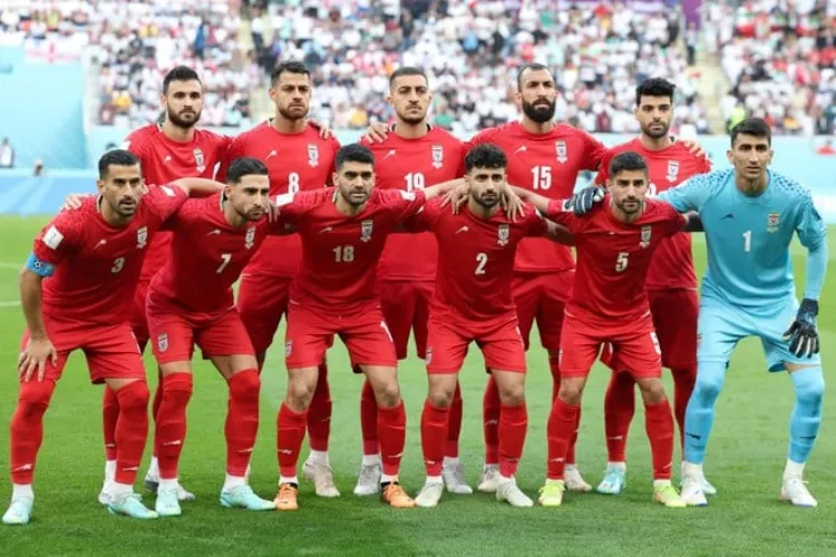 فیفا ورلڈ کپ: ایرانی ٹیم نے انگلینڈ کے خلاف میچ سے قبل قومی ترانہ نہیں پڑھا