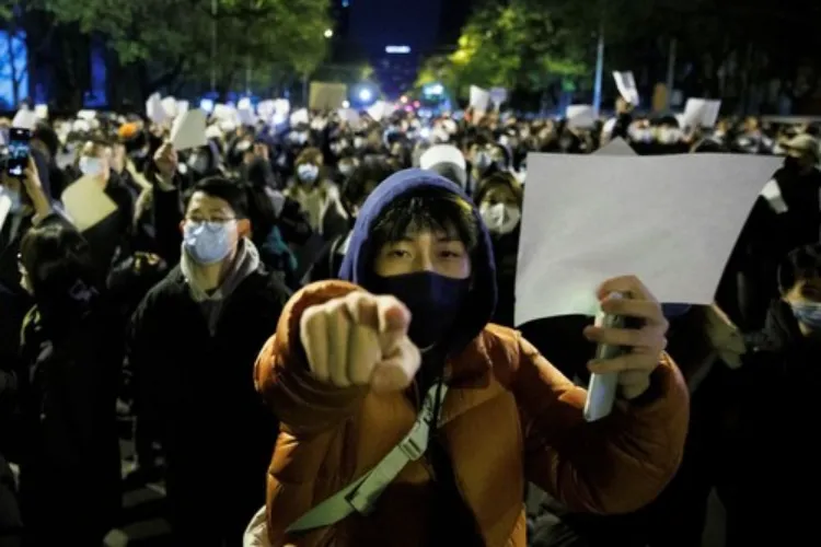 چین : لاک ڈاؤن کے خلاف طلبہ کا احتجاج -شی پنگ، حکومت چھوڑو-  ہمیں آزادی چاہیے ،کے نعرے 
