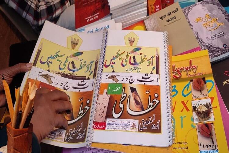 جشنِ ریختہ: سلمان کے اسٹال پر خطاطی سیکھیں