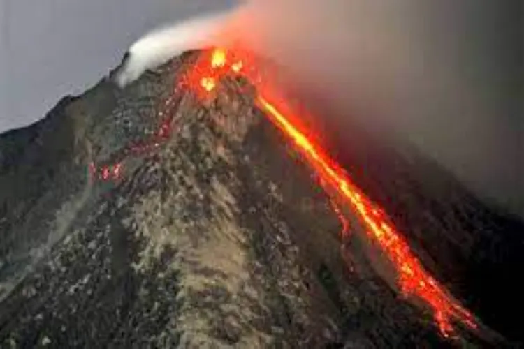 انڈونیشیا: آتش فشاں کے پھٹنے سے ہنگامی حالات 