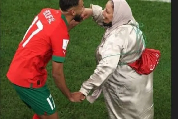 مراکش کی جیت: سفیان بوفال کا اپنی والدہ کے ساتھ گراؤنڈ میں رقص