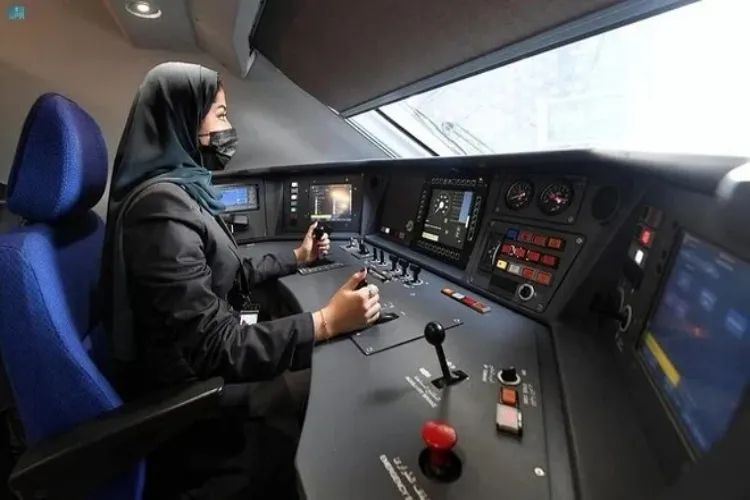 سعودی عرب:32 خواتین آپریٹرز نے حرمین ٹرین کی ڈرائیونگ سیٹ سنبھال لی