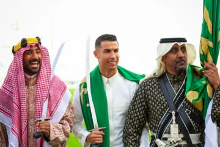 رونالڈو سعودی گیتوں پر جھوم اٹھے، تلواروں کے ساتھ روایتی رقص