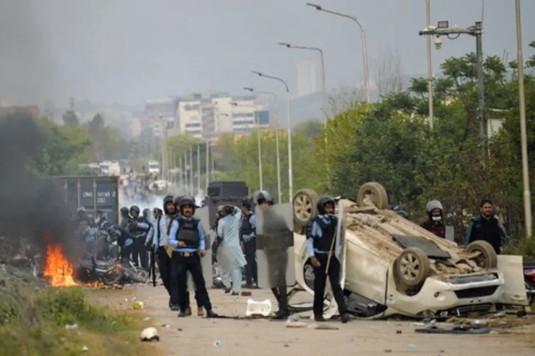 پاکستان- اسلام آباد میں ہنگامہ آرائی، عمران خان سمیت 18 رہنماؤں پر دہشت گردی کا مقدمہ