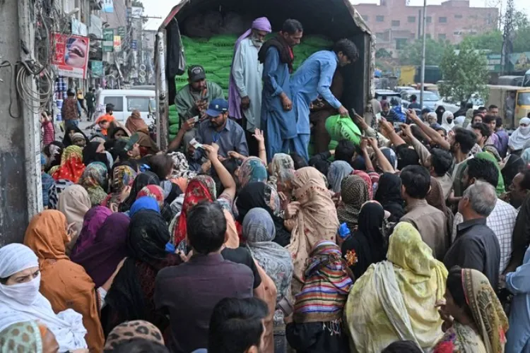 پاکستان- مفت آٹے کی تقسیم مگر 22 مارچ سے اب تک 3 ہلاکتیں